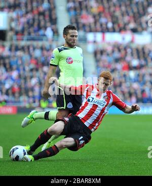 Sunderland's Jack Colback (a destra) scivola su Yohan Cabaye del Newcastle United (a sinistra) Foto Stock
