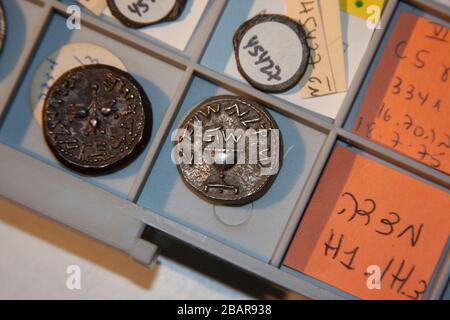 Antiche monete d'argento ebraiche del periodo del secondo Tempio fotografate all'autorità israeliana delle Antichità Foto Stock