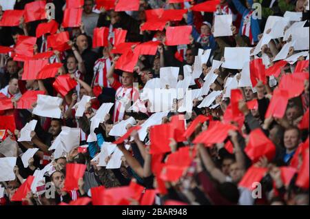 I fan di Sunderland tengono carte rosse e bianche negli stand Foto Stock