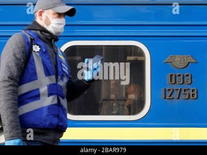 Kiev, Ucraina. 29 marzo 2020. Un uomo ucraino evacuato in treno dalla Russia, a causa della diffusione del coronavirus COVID-19, aspetta di lasciare un treno all'arrivo alla stazione centrale di Kiev, Ucraina, il 29 marzo 2020. I cittadini ucraini che, a causa di misure restrittive in relazione alla quarantena a causa del coronavirus diffuso COVID-19 non sono in grado di attraversare il confine, sono stati evacuati dal treno speciale dalla Russia. Credit: Serg Glovny/ZUMA Wire/Alamy Live News Foto Stock