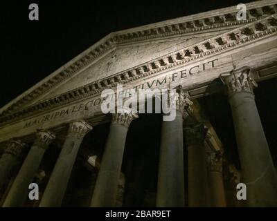 Primo piano dell'antico tempio romano del pantheon a colonne classiche, Roma - Italia Foto Stock