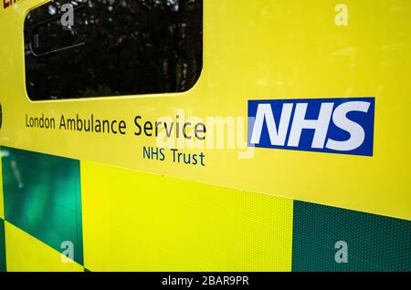 Logo NHS su un veicolo giallo London Ambulance Service Foto Stock