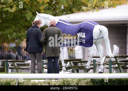 Il marchio William Hill sulla statua del deserto Orchidea al Kempton Park Foto Stock