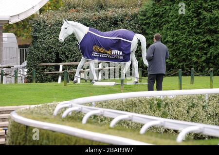 Il marchio William Hill sulla statua del deserto Orchidea al Kempton Park Foto Stock