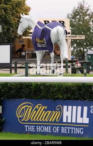 Il marchio William Hill sulla statua del deserto Orchidea al Kempton Park Foto Stock