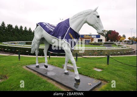 Il marchio William Hill sulla statua del deserto Orchidea al Kempton Park Foto Stock