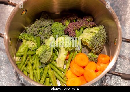 Preparazione di verdure fresche per la cena durante il blocco per il coronavirus, tenendo occupato mentre limitato in uscita a causa di Covid-19, Northampto Foto Stock