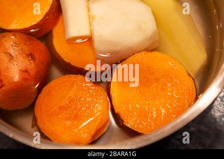 Preparazione di verdure fresche per la cena durante il blocco per il coronavirus, tenendo occupato mentre limitato in uscita a causa di Covid-19, Northampto Foto Stock