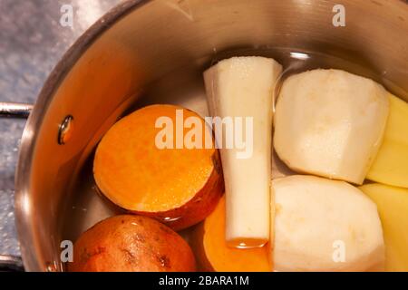 Preparazione di verdure fresche per la cena durante il blocco per il coronavirus, tenendo occupato mentre limitato in uscita a causa di Covid-19, Northampto Foto Stock