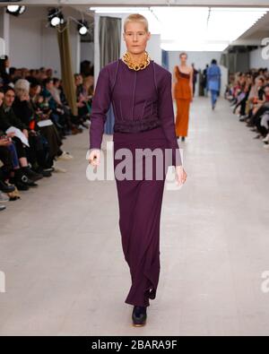 Fashion designer Richard Malone nuova collezione moda catwalk autunno inverno 2020 durante la London Fashion Week AW20 FW20 Foto Stock