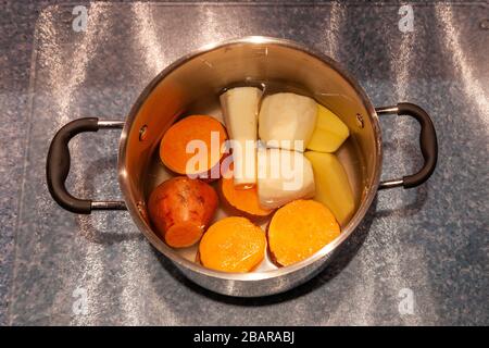 Preparazione di verdure fresche per la cena durante il blocco per il coronavirus, tenendo occupato mentre limitato in uscita a causa di Covid-19, Northampto Foto Stock