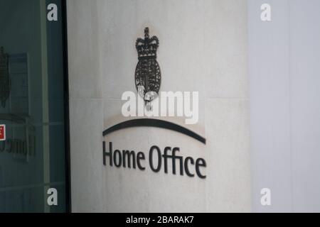 Logo Home Office e stemma presso l'ingresso principale - Dipartimento del governo britannico a Westminster Foto Stock