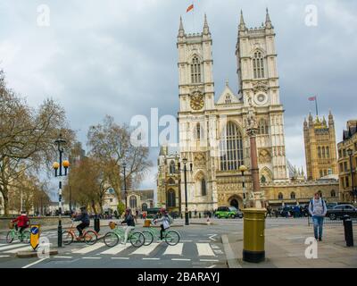 LONDRA- turisti in un tour in bicicletta intorno a Londra con l'Abbazia di Westminster sullo sfondo Foto Stock