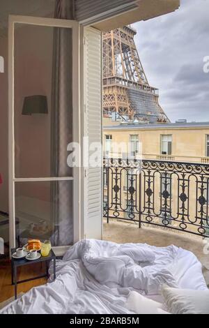 Vista della finestra della Torre Eiffel con colazione in un letto Foto Stock