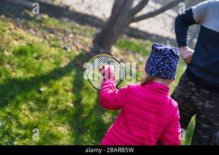 La bambina impara a giocare a badminton. Foto Stock