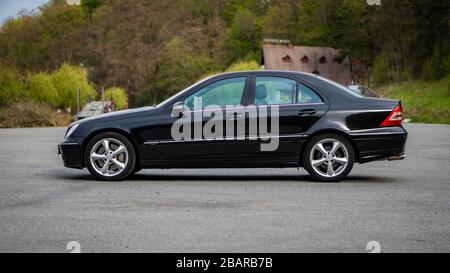 Mercedes Benz C Class, modello W203 - anno 2004, equipaggiamento di avanguardia, cerchi in lega AMG, angolo conducente con ruote sterzanti, freni a disco ventilati, 18 Foto Stock