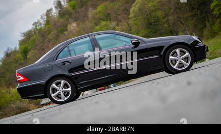 Mercedes Benz C Class, modello W203 - anno 2004, equipaggiamento di avanguardia, cerchi in lega AMG, angolo conducente con ruote sterzanti, freni a disco ventilati, 18 Foto Stock