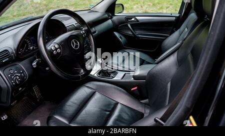 Mercedes Benz W203-anno 2004, equipaggiamento Avantgarde;interni in pelle di lusso, pulsanti dei sedili riscaldati, comandi poggiatesta, controllo della velocità di crociera, cruscotto-C Classe Foto Stock