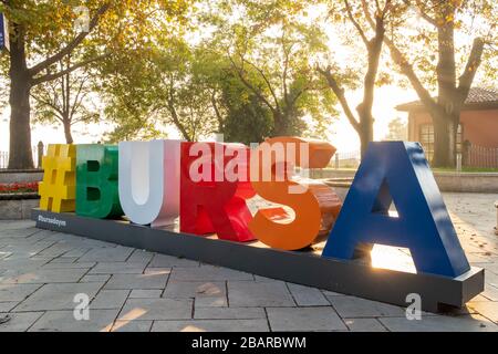 Lettere grandi e colorate con il simbolo hashtag nella città di Bursa, Turchia Foto Stock