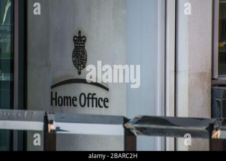 Logo Home Office e stemma presso l'ingresso principale - Dipartimento del governo britannico a Westminster Foto Stock