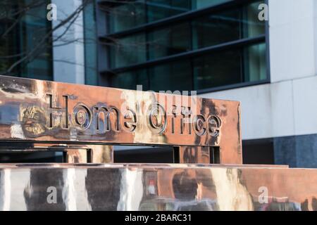 Logo Home Office e stemma presso l'ingresso principale - Dipartimento del governo britannico a Westminster Foto Stock