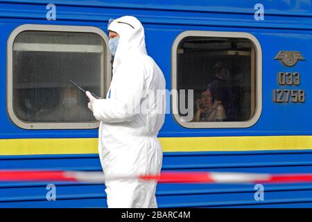 Kiev, Ucraina. 29 marzo 2020. Gli ucraini che sono stati evacuati in treno dalla Russia, a causa della diffusione del coronavirus COVID-19 sono visti al loro arrivo alla stazione centrale di Kiev, Ucraina, il 29 marzo 2020. I cittadini ucraini che, a causa di misure restrittive in relazione alla quarantena a causa del coronavirus diffuso COVID-19 non sono in grado di attraversare il confine, sono stati evacuati dal treno speciale dalla Russia. Credit: Serg Glovny/ZUMA Wire/Alamy Live News Foto Stock