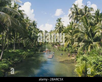 Isola di Siargao, Filippine - Gennaio 2020: Antenna di persone su un fiume Maasin vicino alla palma segreta swing a Siargao Foto Stock