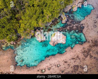 Antenna delle piscine di roccia di Magpunko su Siargao, Filippine Foto Stock