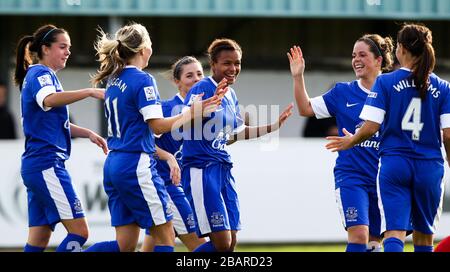 Nikita Parris (al centro) di Everton Ladies si congratula con i suoi compagni di squadra dopo che il suo tiro è stato trasformato in rete per l'unico gol del gioco segnato da Jemma Rose della Bristol Academy Women's (non in foto) Foto Stock