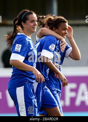 Nikita Parris (al centro) di Everton Ladies si congratula con i suoi compagni di squadra dopo che il suo tiro è stato trasformato in rete per l'unico gol del gioco segnato da Jemma Rose della Bristol Academy Women's (non in foto) Foto Stock