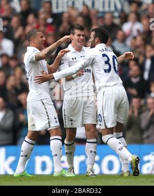 Raniere Sandro di Tottenham Hotspur (a destra), Kyle Walker (a sinistra) e Gareth Bale (al centro) festeggiano dopo che il loro compagno di squadra Steven Caulker (non nella foto) ha ottenuto il traguardo di apertura della sua squadra Foto Stock