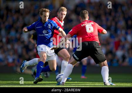 Jonathan Spector di Birmingham City (a sinistra) corre a Peter Clarke di Huddersfield Town (a destra) Foto Stock