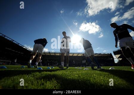I giocatori di Birmingham City si riscaldano prima della partita Foto Stock