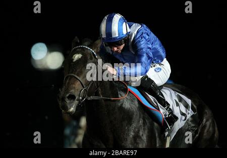 Alraased guidato dal fantino Paul Hanagan vince il Betdaq Casino Games handicap Stakes sulla pista All Weather all'ippodromo di Kempton Foto Stock