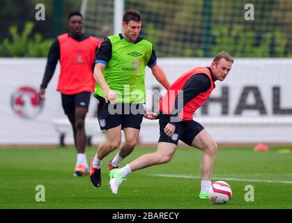 In Inghilterra James Milner e Wayne Rooney (a destra) durante l'allenamento Foto Stock