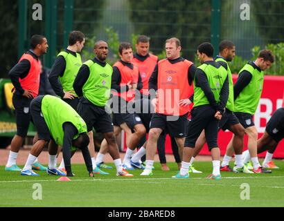 Wayne Rooney in Inghilterra si allunga durante l'allenamento Foto Stock