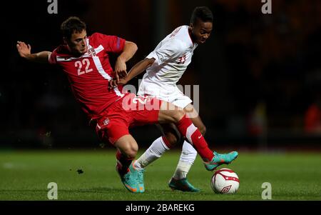 Raheem Sterling in Inghilterra batte per la palla con Filip Malbasic in Serbia Foto Stock