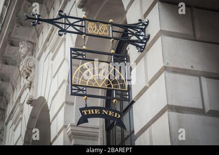 Il Ned, segnaletica esterna dell'hotel a 5 stelle e club privato nella City di Londra Foto Stock