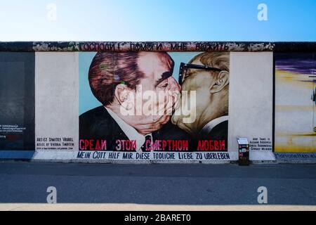 26.03.2020, il monumento della East Side Gallery nella sezione più lunga del Muro di Berlino in Muhlenstrasse tra Berlino Ostbahnhof e Oberbaumbrucke lungo la Sprea a Berlino-Friedrichshain. Presenta una galleria permanente all'aperto con opere di vari artisti. Qui l'opera 'Mio Dio, aiutami a sopravvivere a questo amore mortale', che è anche chiamato fratello bacio o fratello bacio pittura, dal pittore russo Dwithri Wladimirowitsch Wrubel. Mostra Leonid Brezhnev e Erich Honecker baciare. --- solo per uso editoriale! --- solo per uso editoriale! --- | utilizzo in tutto il mondo Foto Stock