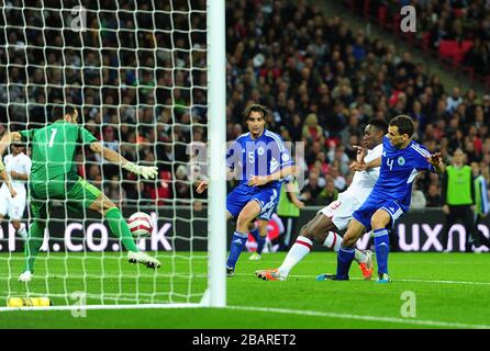 L'inglese Danny Welbeck segna il quarto goal del suo fianco Foto Stock