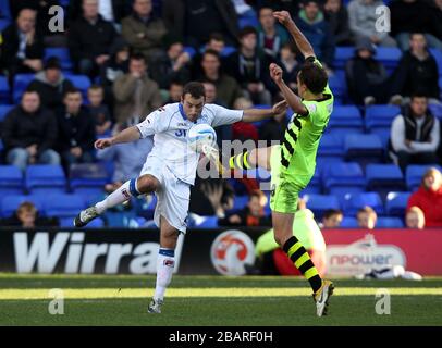 Danny Holmes di Tranmere Rovers combatte per il possesso della palla con ed Upson di Yeovil Town Foto Stock