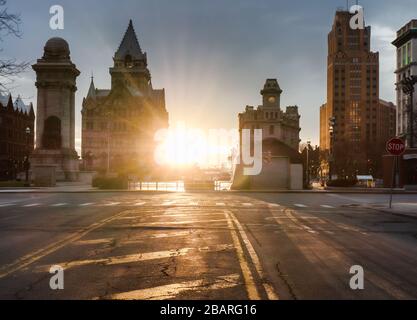 Siracusa, New York, Stati Uniti. 28 marzo 2020. Alba su Clinton Square nel centro di Syracuse, New York Foto Stock