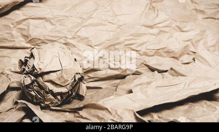 Palla di carta tra gli scarti di carta. Idea - zona comfort. Foto Stock
