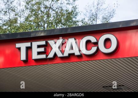 Logo Texaco Service Filling Station nella zona est di Londra. Una catena americana di stazioni di rifornimento con filiali in tutto il Regno Unito Foto Stock