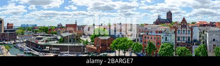 Vista panoramica della città di Stralsund vista dal vecchio porto, Germania Foto Stock