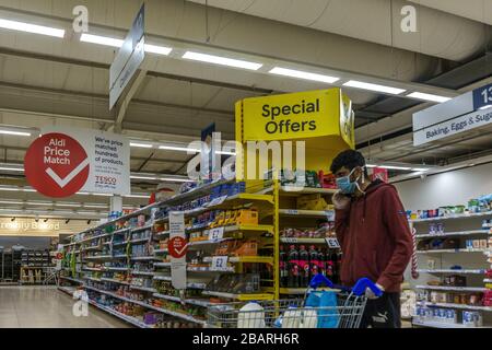 Scaffali per supermercati vuoti a Tesco, Viaduct Street, Huddersfield, sabato mattina, 28 marzo 2020 durante il blocco a causa della pandemia del virus corono. Foto Stock