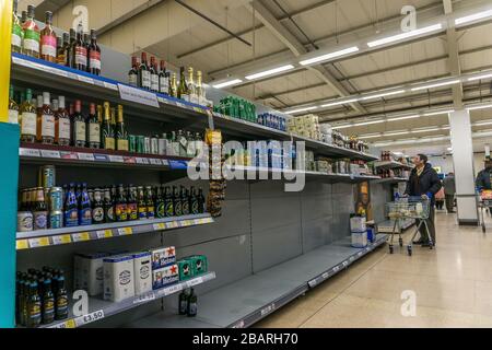 Scaffali per supermercati vuoti a Tesco, Viaduct Street, Huddersfield, sabato mattina, 28 marzo 2020 durante il blocco a causa della pandemia del virus corono. Foto Stock