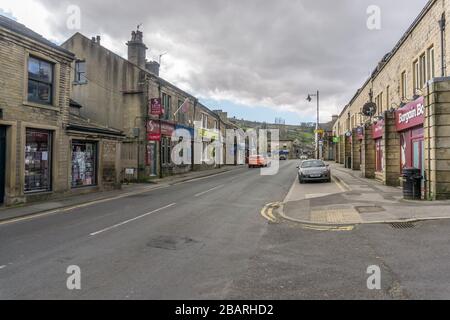 Le strade deserte di Holmfirth sabato mattina 28 marzo 2020 durante il blocco a causa della pandemia del virus corono. Foto Stock