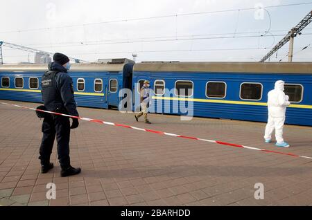 Kiev, Ucraina. 29 marzo 2020. Un treno con gli ucraini evacuato in treno dalla Russia, a causa della diffusione del coronavirus COVID-19, è visto al loro arrivo alla stazione centrale di Kiev, Ucraina, il 29 marzo 2020. I cittadini ucraini che, a causa di misure restrittive in relazione alla quarantena a causa del coronavirus diffuso COVID-19 non sono in grado di attraversare il confine, sono stati evacuati dal treno speciale dalla Russia. Credit: Serg Glovny/ZUMA Wire/Alamy Live News Foto Stock