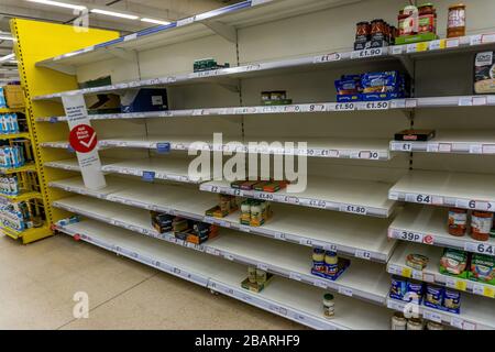 Scaffali per supermercati vuoti a Tesco, Viaduct Street, Huddersfield, sabato mattina, 28 marzo 2020 durante il blocco a causa della pandemia del virus corono. Foto Stock